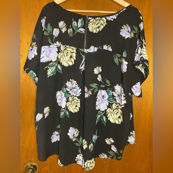 Maurices Black and Floral Top 2x - Picture 3 of 5